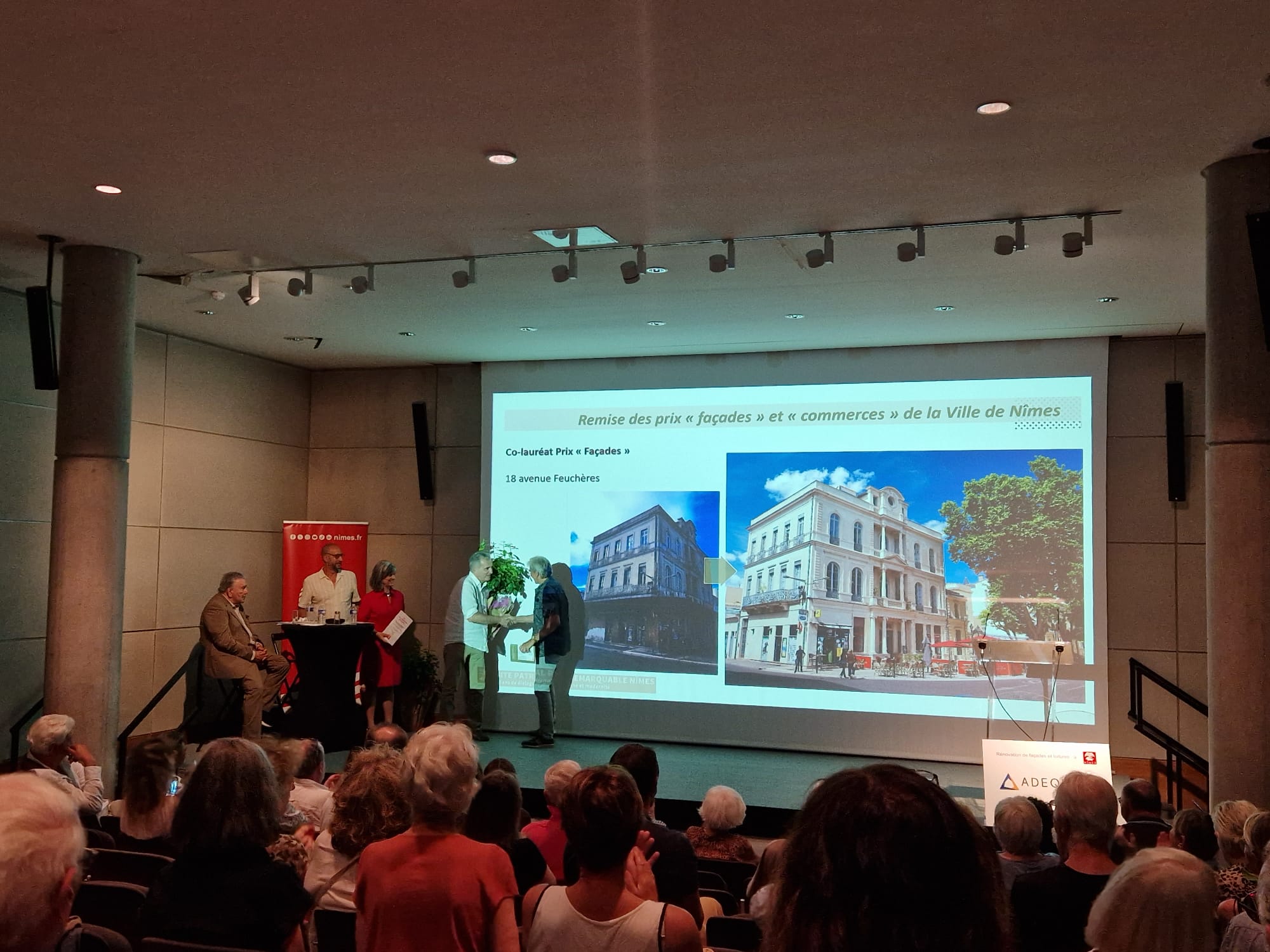 PB, dirigeant d’Adéquate, remet le prix « Façades » au lauréat Jean-François Ricard PB, dirigeant d’Adéquate, remet le prix « Façades » au lauréat Jean-François Ricard